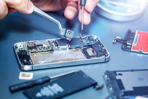 MOBILE CAMERA REPAIR 3 istockphoto 933640670 170667a
